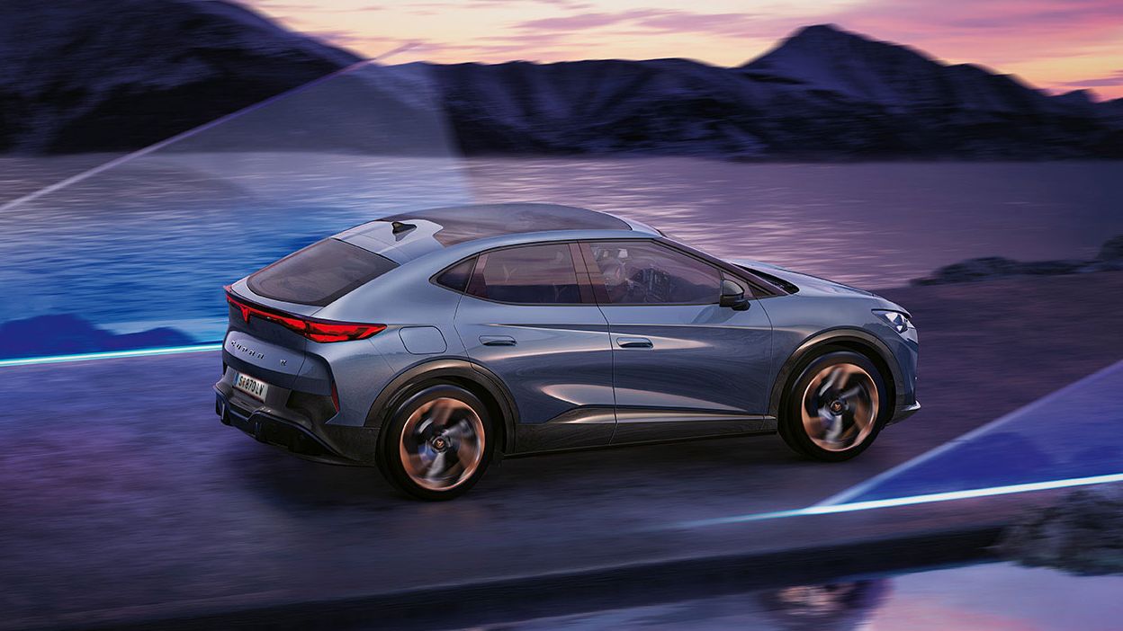 CUPRA Tavascan Seitenansicht vor See mit Bergen im Hintergrund