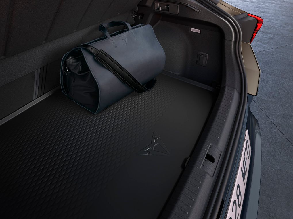 Blick auf eine Reisetasche im Kofferraum eines CUPRA Formentor.