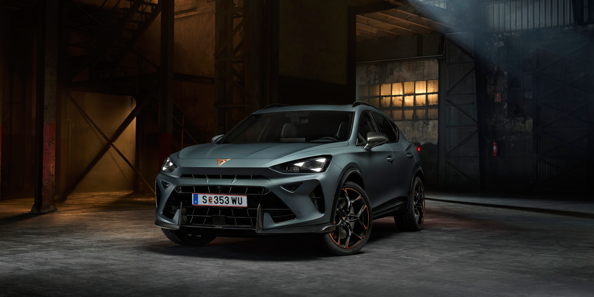 Frontansicht des neuen CUPRA Formentor VZ5, geparkt in nächtlicher Umgebung, die seine Design-Details hervorhebt