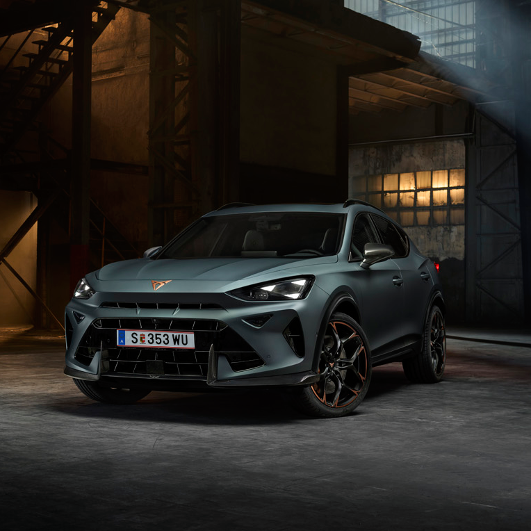 Frontansicht des neuen CUPRA Formentor VZ5, geparkt in nächtlicher Umgebung, die seine Design-Details hervorhebt