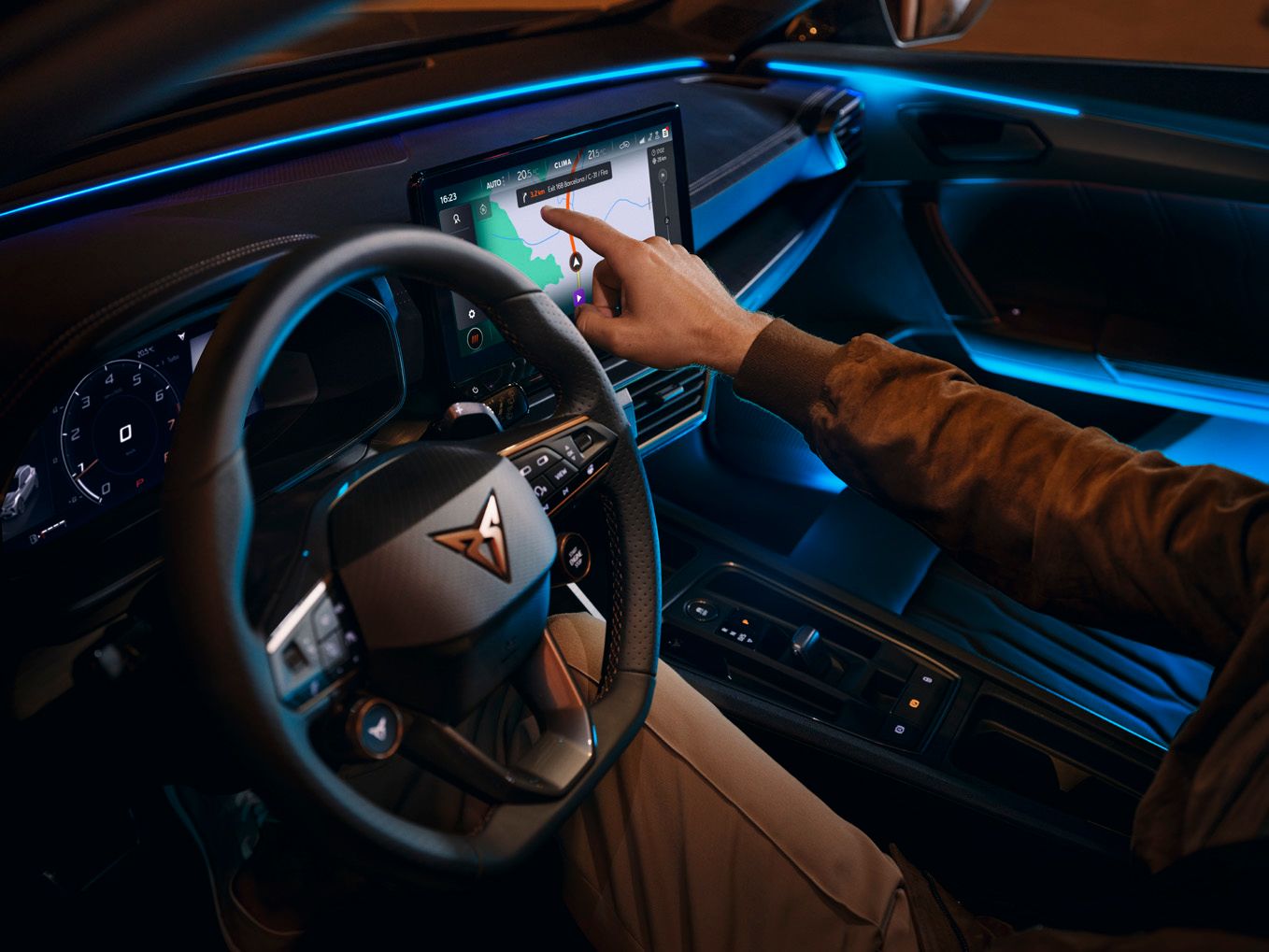 Ein Mann bedient das Touch Display in einem CUPRA Formentor.