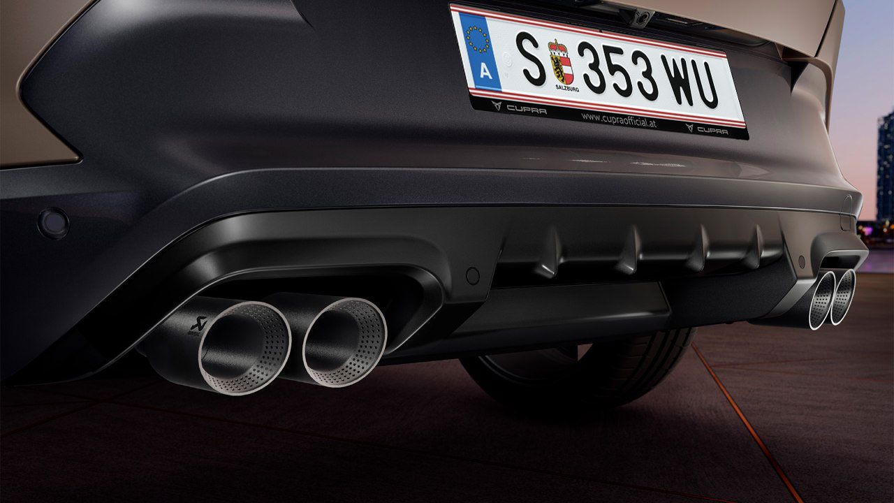 Fokusansicht der Auspuffanlage eines CUPRA Formentor.