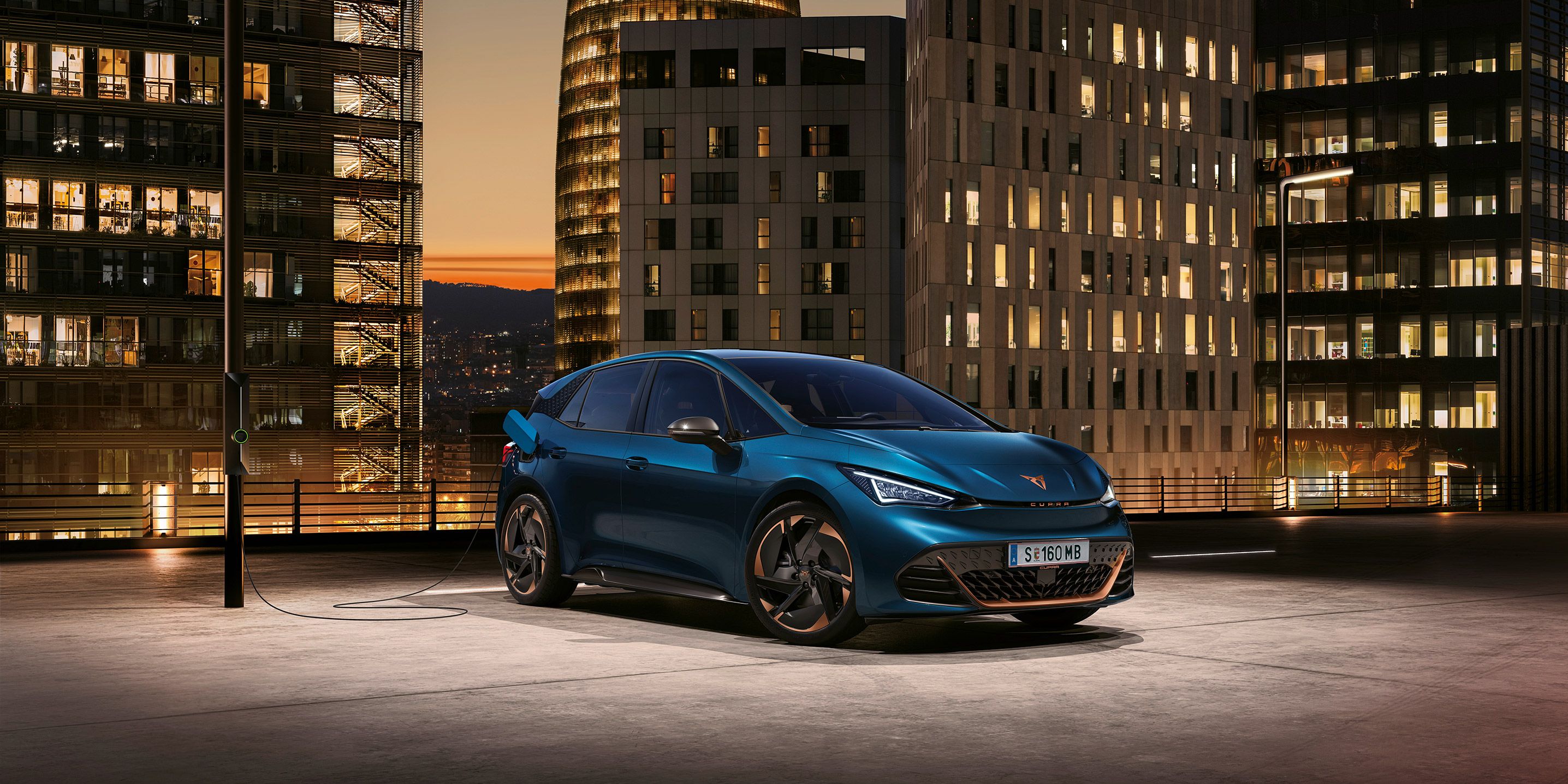 Ein CUPRA Born an einer Ladesäule auf dem Dach von einem Parkhaus.