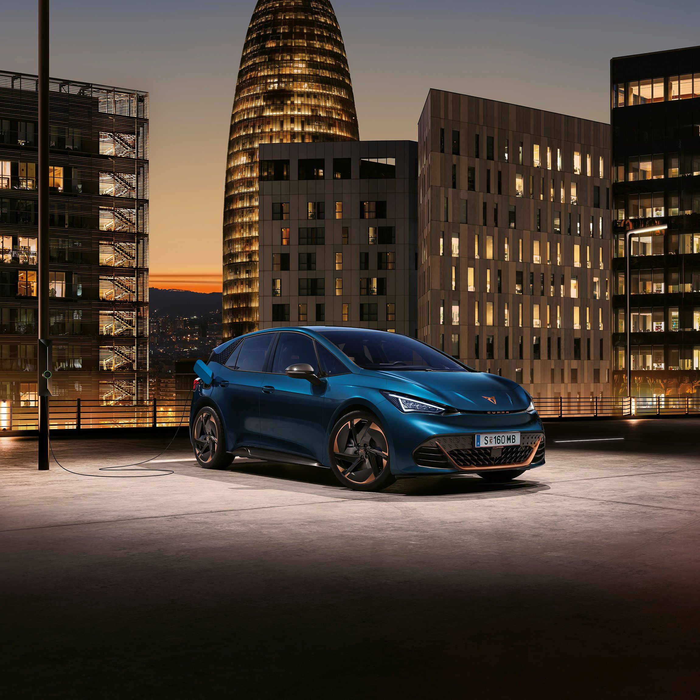 Ein CUPRA Born an einer Ladesäule auf dem Dach von einem Parkhaus.