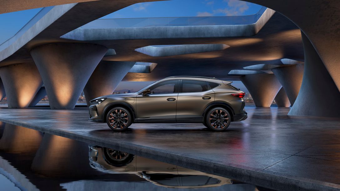 Seitenansicht eines CUPRA Formentor in einem modernen Parkhaus.