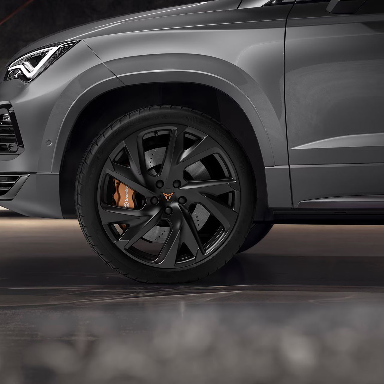 Nahaufnahme der Hochleistungsbremsen des CUPRA Ateca mit Brembo-Bremssätteln, die für ihre preisgekrönte Bremskraft bekannt sind.