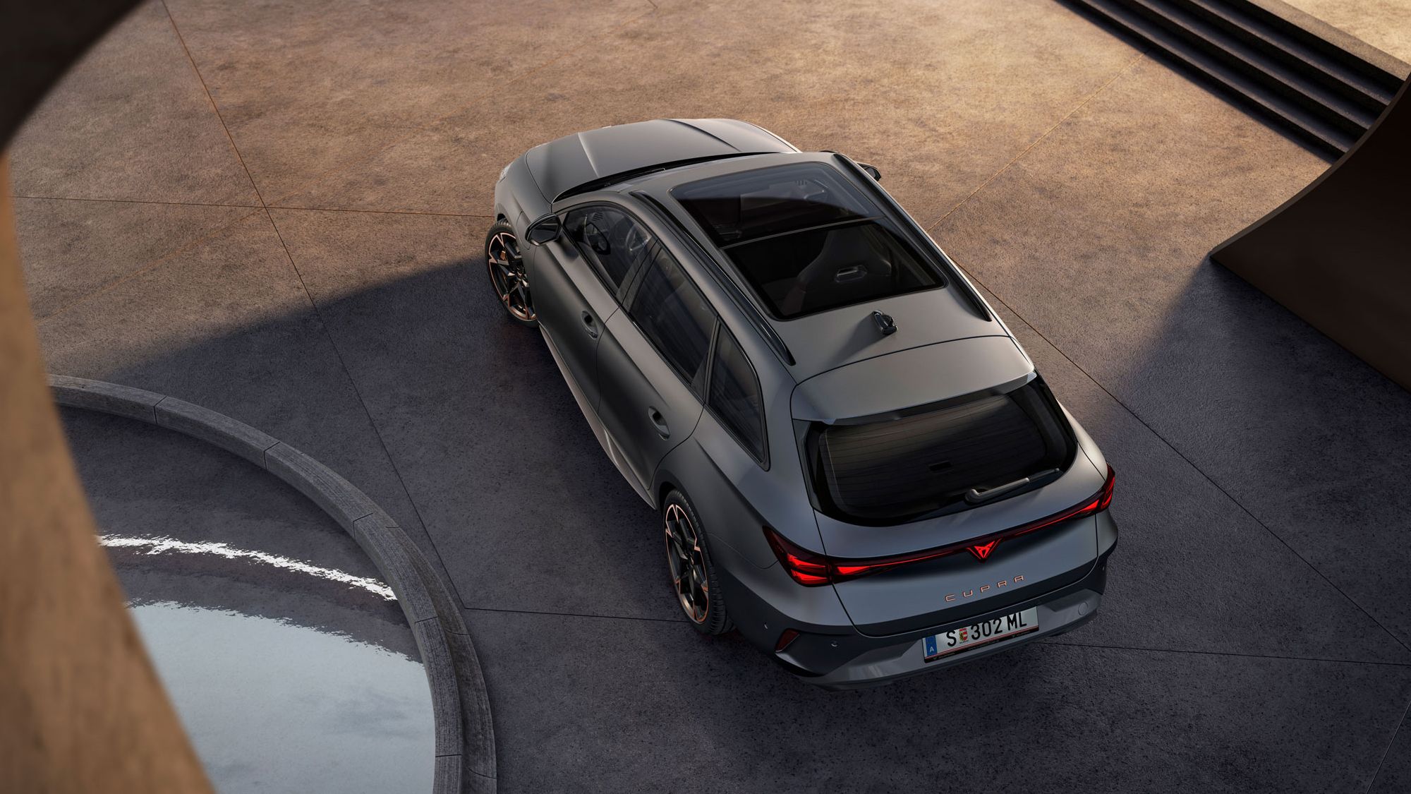 CUPRA Tavascan in Blau beim Ladevorgang