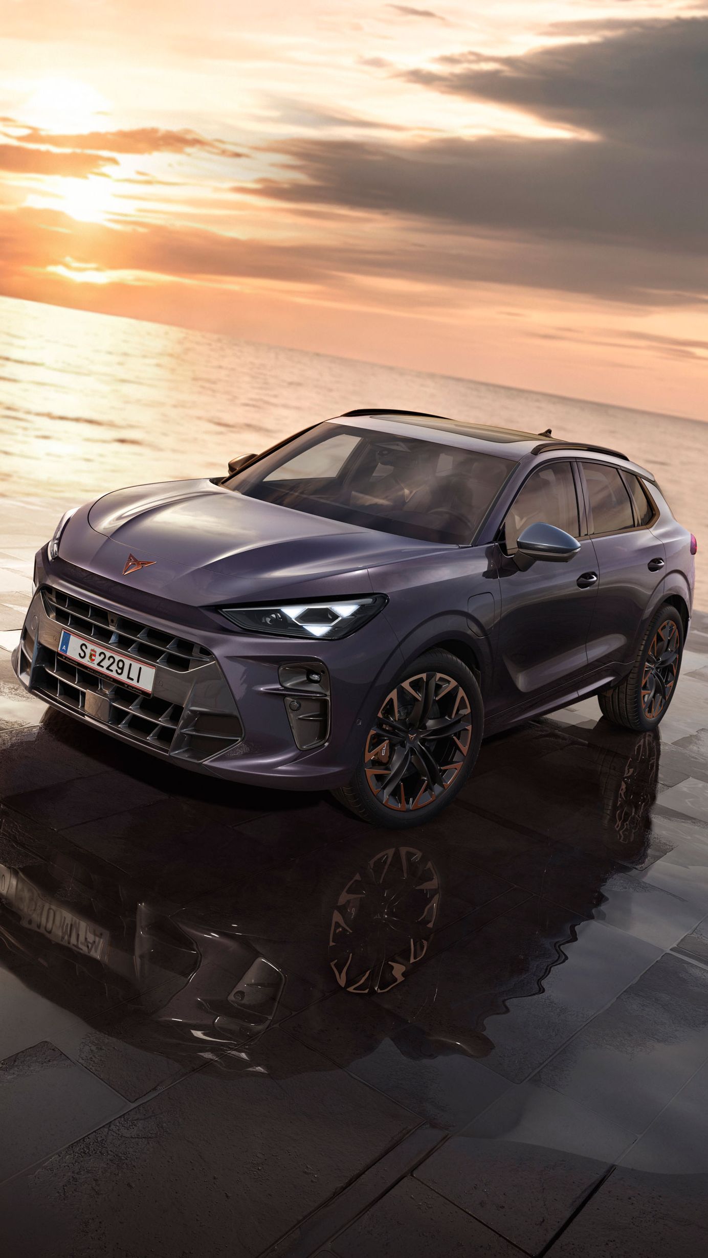 Ein CUPRA Terramar parkt zwischen Felsen an der Meeresküste.