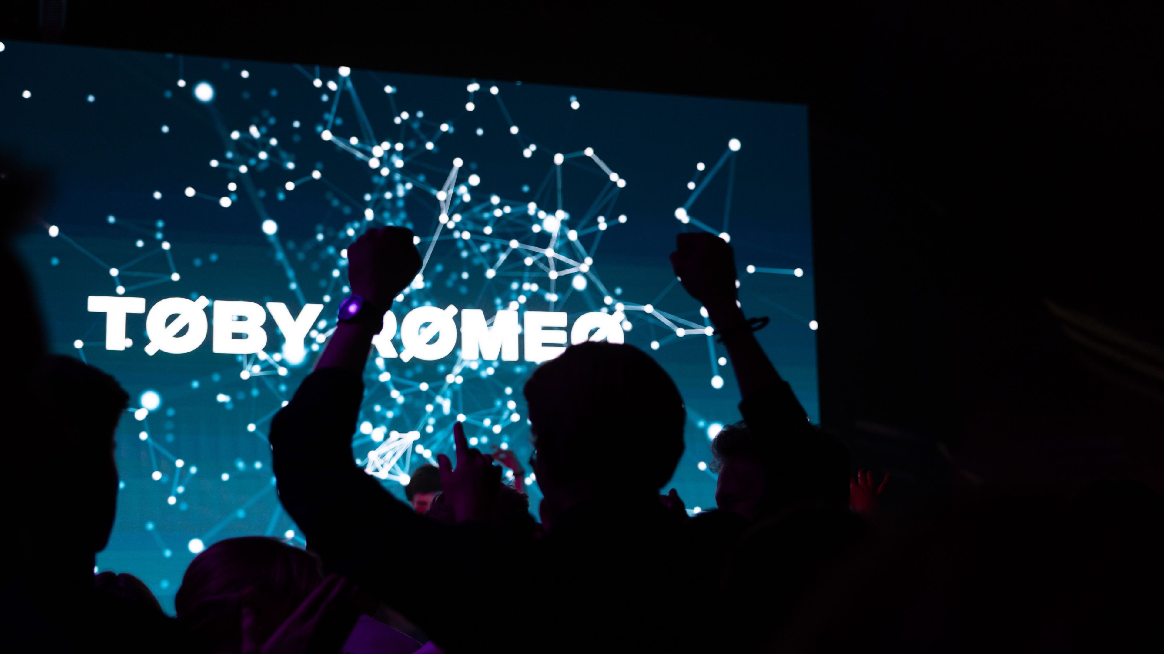 Menschen Tanzen bei einem Toby Romeo Konzert.