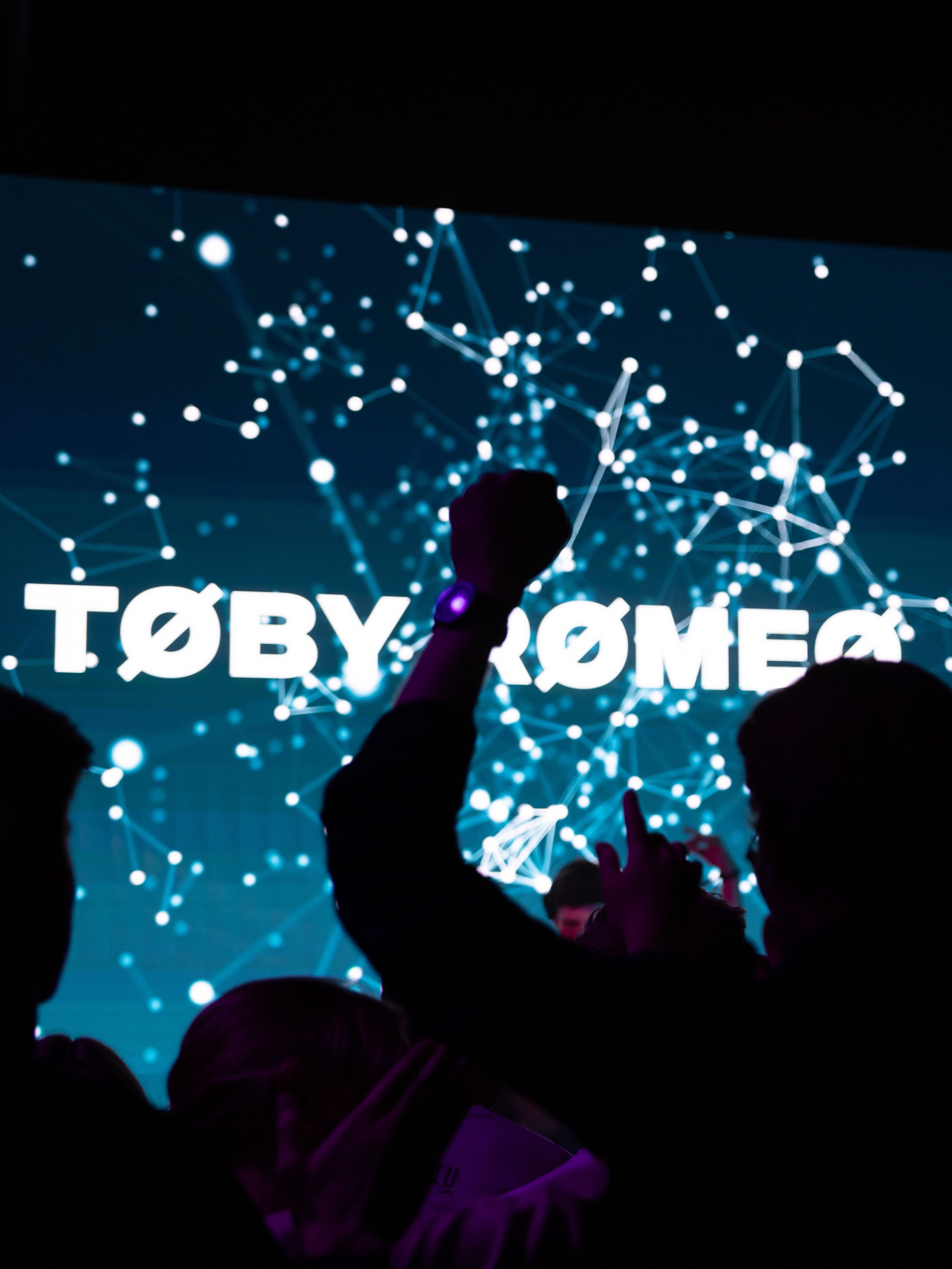 Menschen Tanzen bei einem Toby Romeo Konzert.