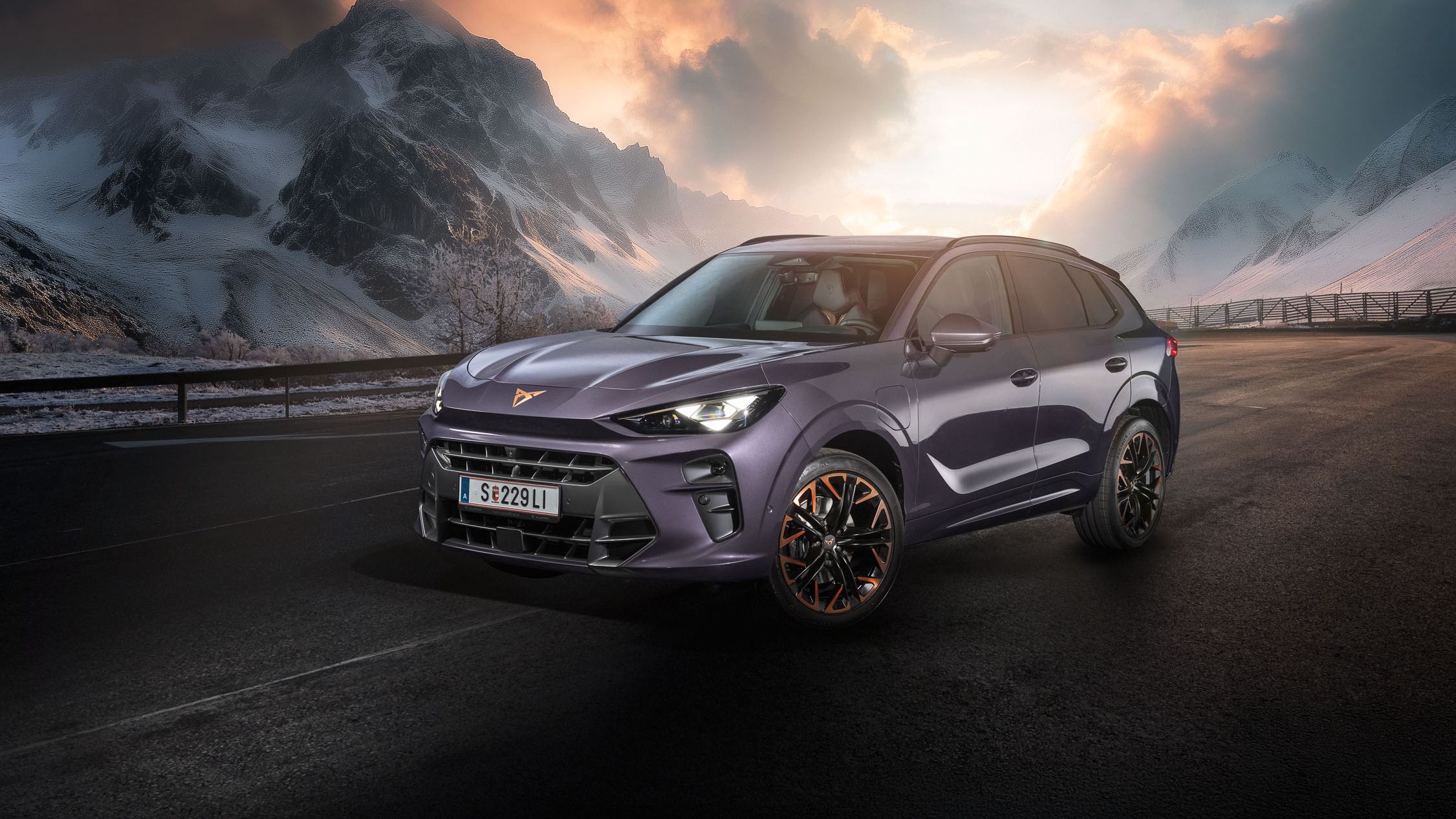 Ein violetter CUPRA Terramar auf einer winterlichen Bergstraße.