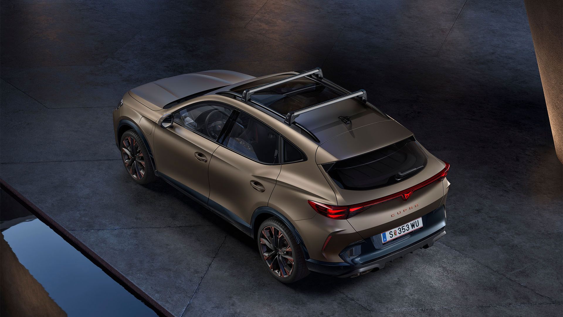 Blick auf den Dachträger an einem bronzefarbenen CUPRA Formentor.