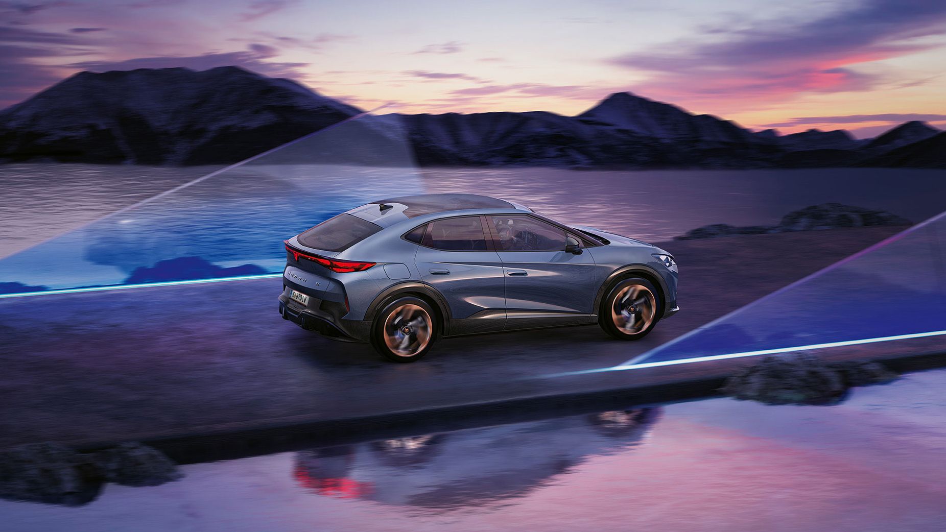 CUPRA Tavascan Seitenansicht vor See mit Bergen im Hintergrund