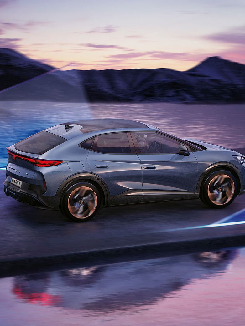 CUPRA Tavascan Seitenansicht vor See mit Bergen im Hintergrund