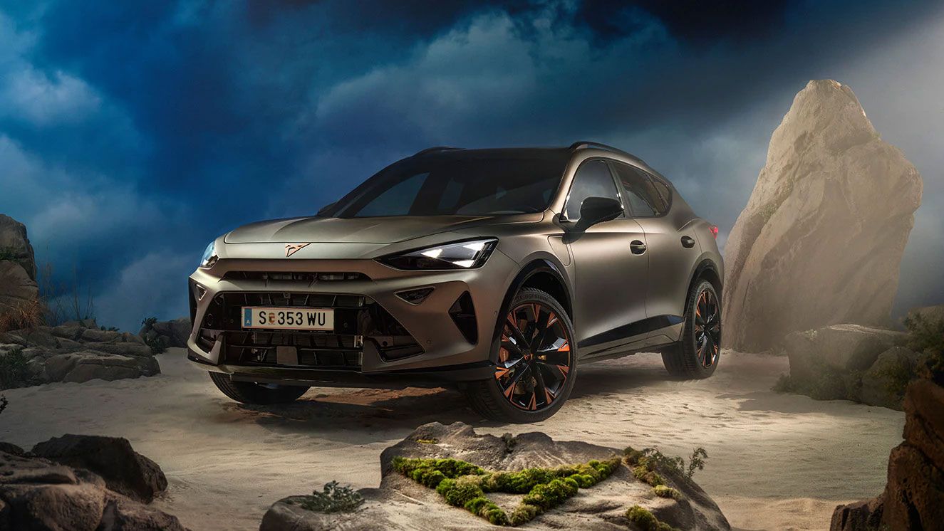 Ein CUPRA Formentor VZ in Bronze steht dramatisch beleuchtet in einer felsigen, nebeligen Landschaft. Eine Lichtstrahl beleuchtet das Fahrzeug und betont seine Konturen. Im Hintergrund sind Felsen und Pflanzen zu sehen.