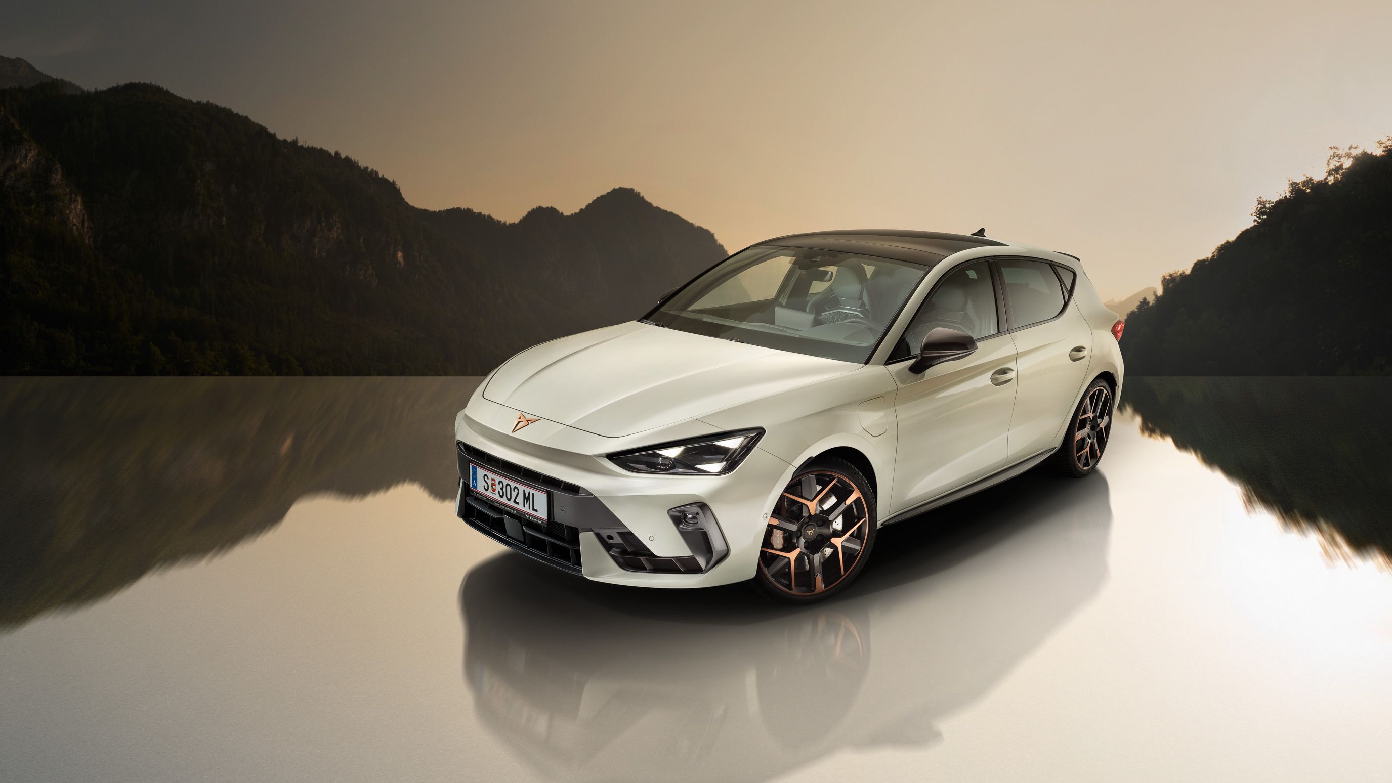 Der CUPRA Leon vor einer Bergkulisse.