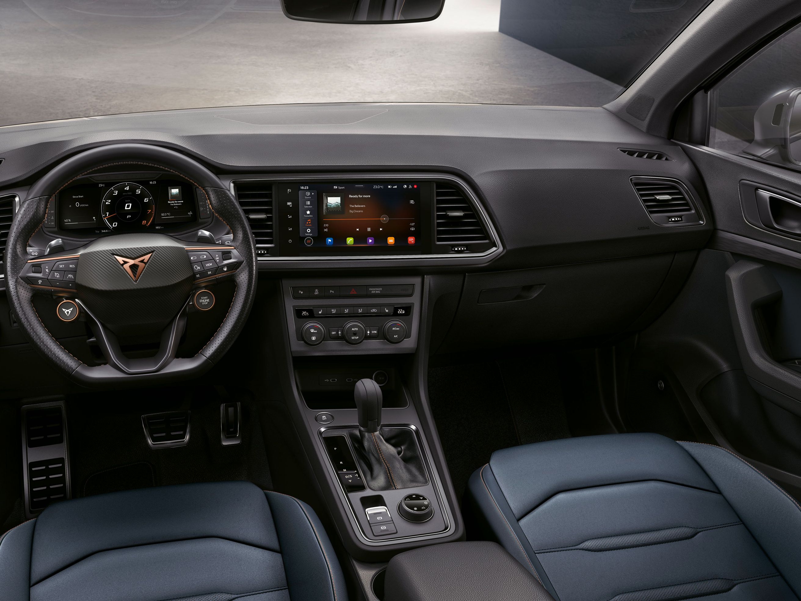Innenansicht des Armaturenbretts des CUPRA Ateca mit den sechs vielseitigen Fahrmodi, dem DSG-Automatikgetriebe und dem Allradantrieb für ein noch intensiveres Fahrerlebnis.