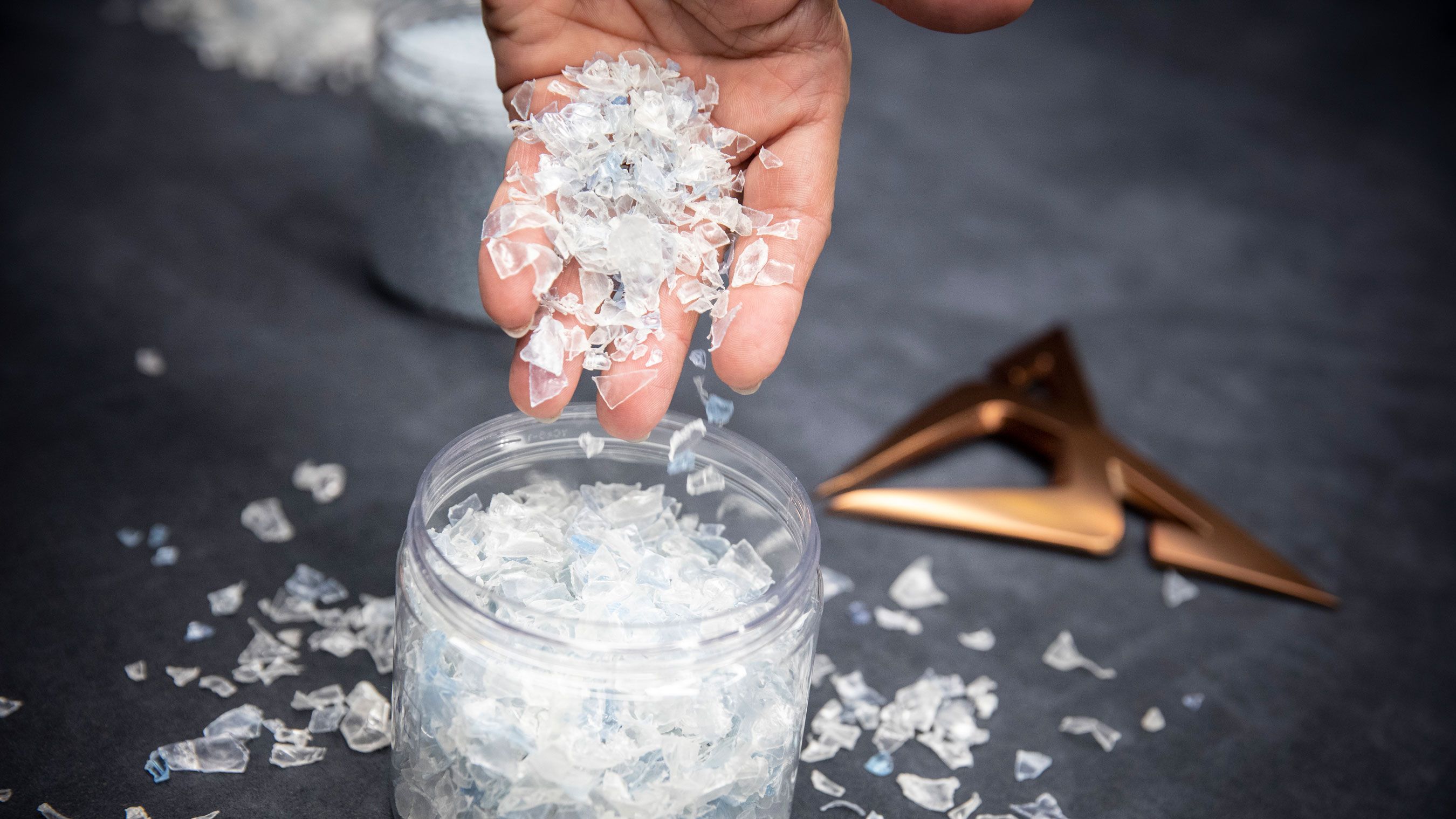 Eine Dose mit Recycling Material zur Herstellung der nachhaltigen Sitze des CUPRA Born.