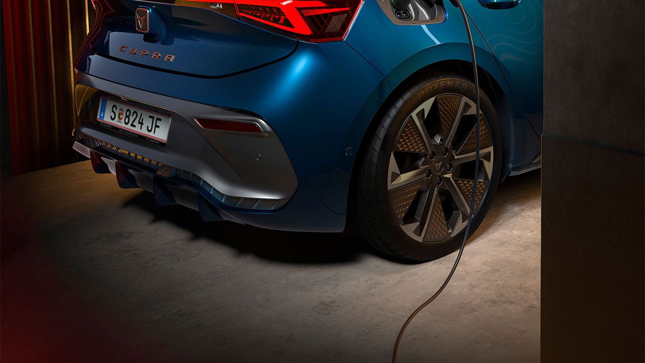 Detailansicht eines CUPRA Born beim Laden.