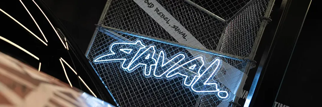 Dach vom Raval mit leuchtendem Raval Logo im Hintergrund