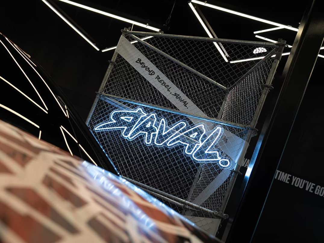 Dach vom Raval mit leuchtendem Raval Logo im Hintergrund