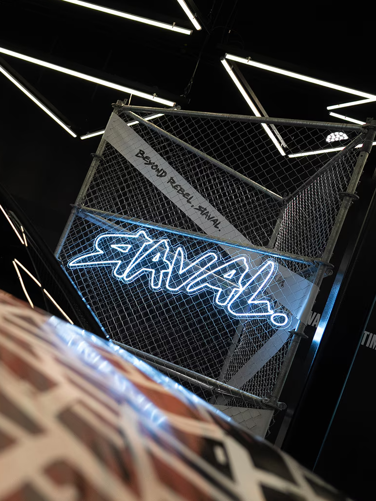 Dach vom Raval mit leuchtendem Raval Logo im Hintergrund